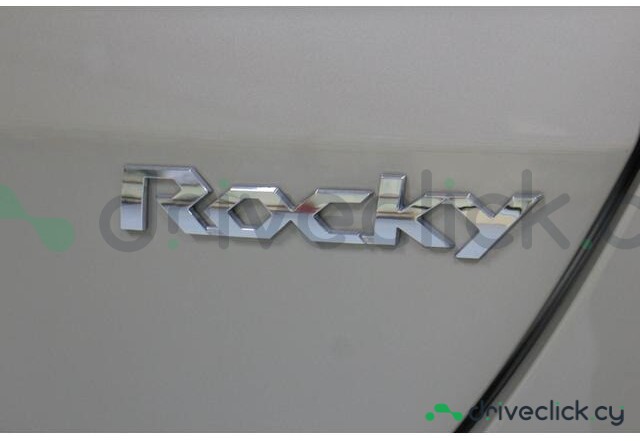 Daihatsu Rocky Бежевый