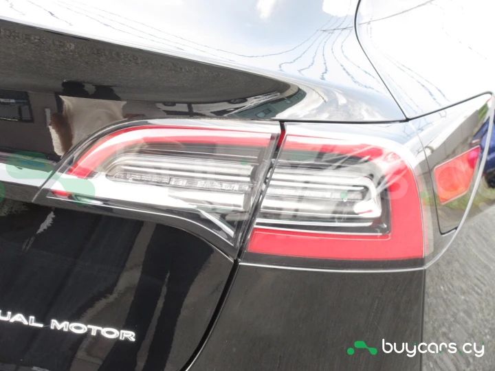 Tesla Model 3 Черный
