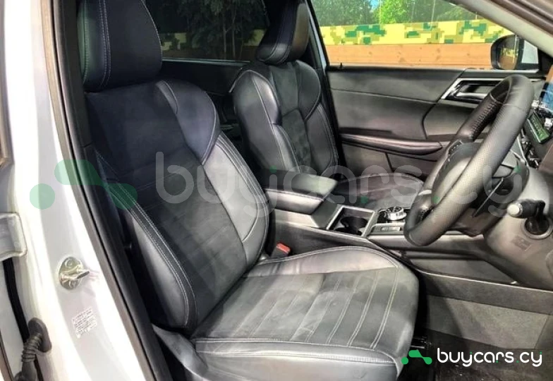 Mitsubishi Outlander White