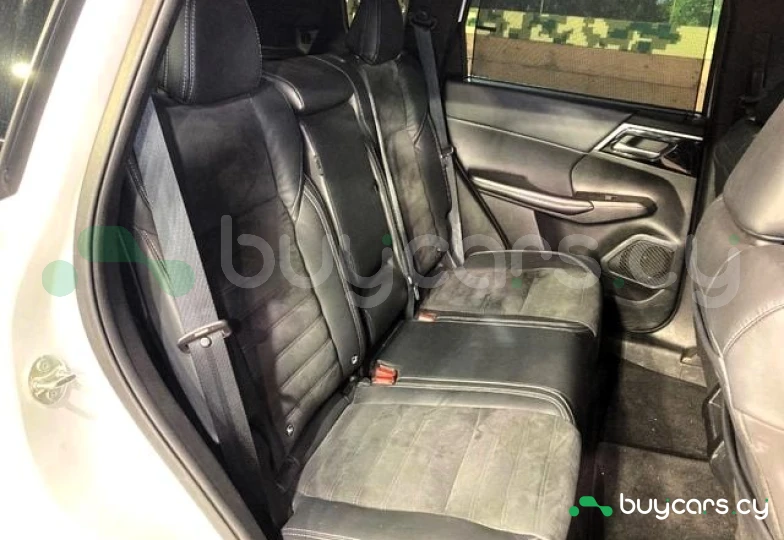 Mitsubishi Outlander White