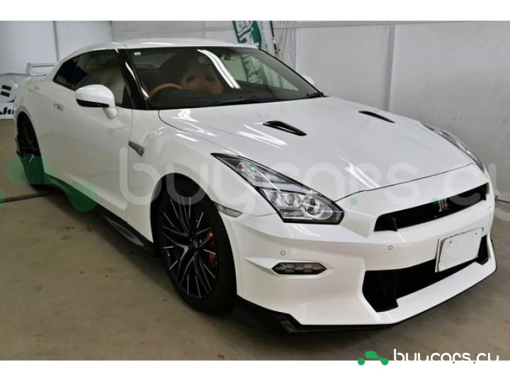 Nissan GT-R White