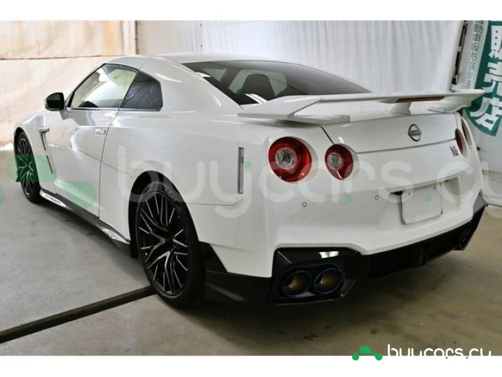Nissan GT-R White