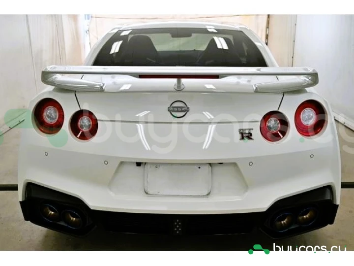 Nissan GT-R White