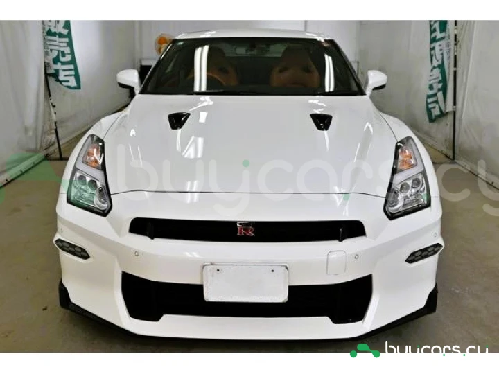 Nissan GT-R White