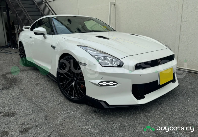 Nissan GT-R White