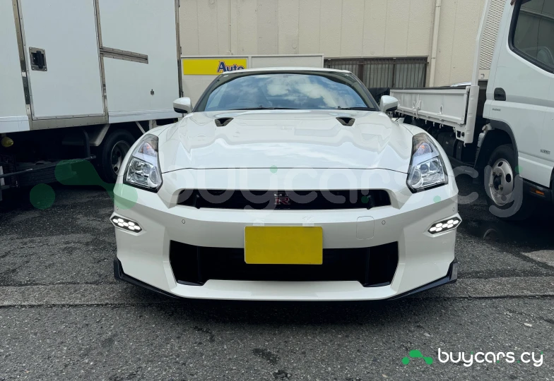 Nissan GT-R White
