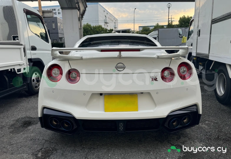 Nissan GT-R White