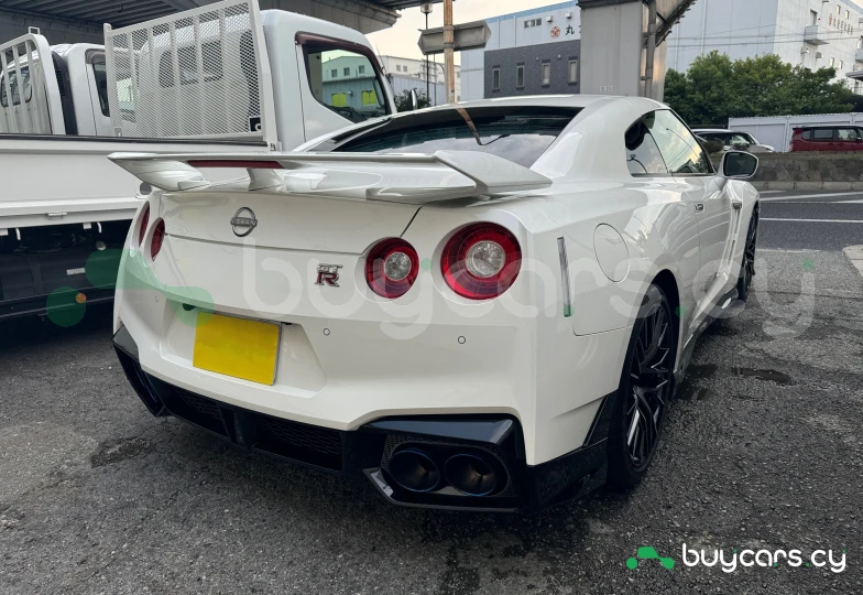Nissan GT-R White