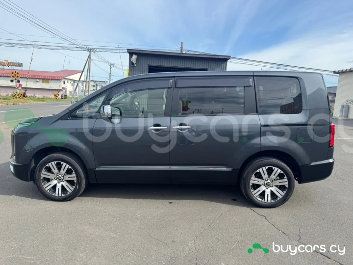 Mitsubishi Delica d:5 Grey