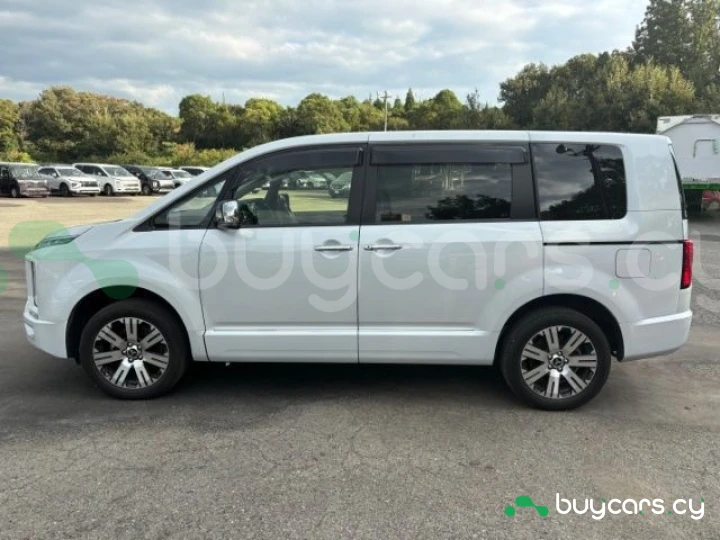 Mitsubishi Delica d:5 White