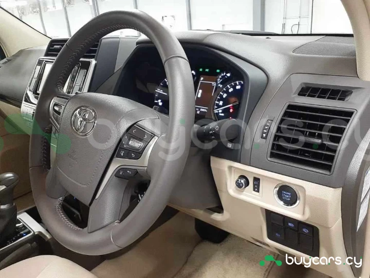 Toyota Land Cruiser Prado Белый