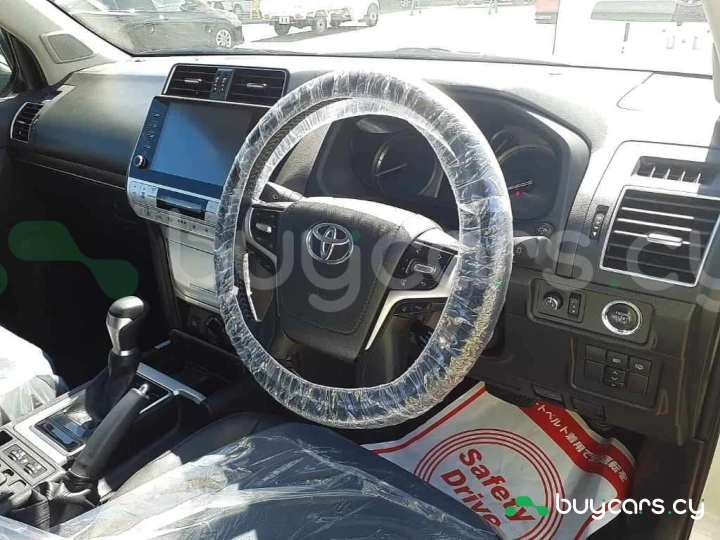 Toyota Land Cruiser Prado Белый