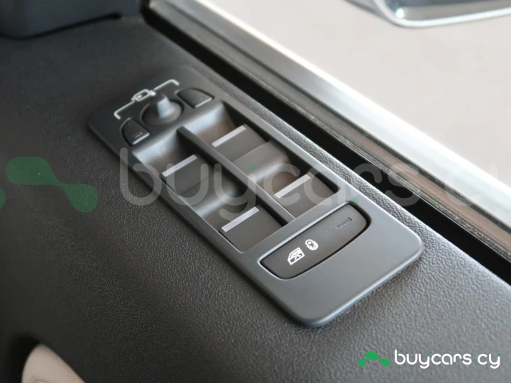 Land Rover Discovery Sport White