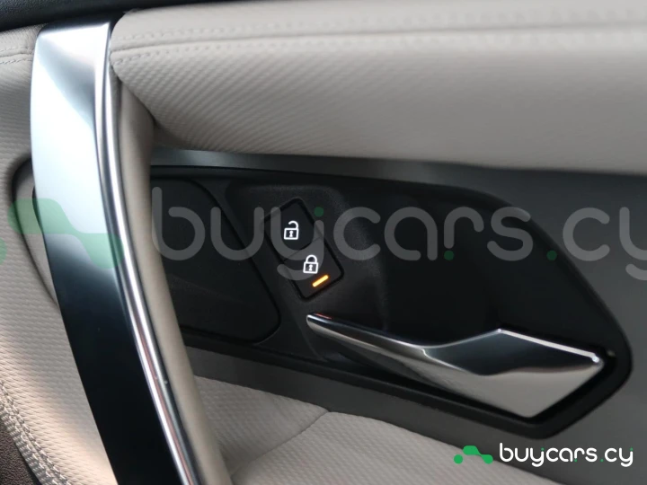 Land Rover Discovery Sport White