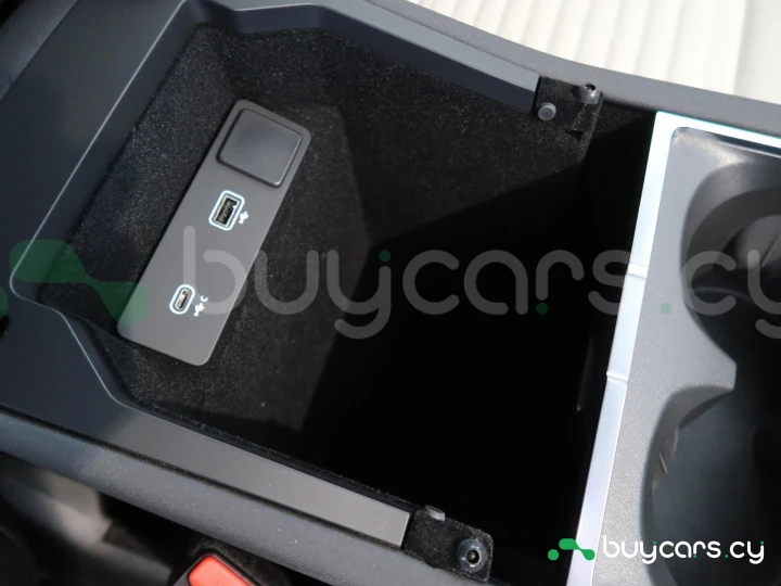 Land Rover Discovery Sport White