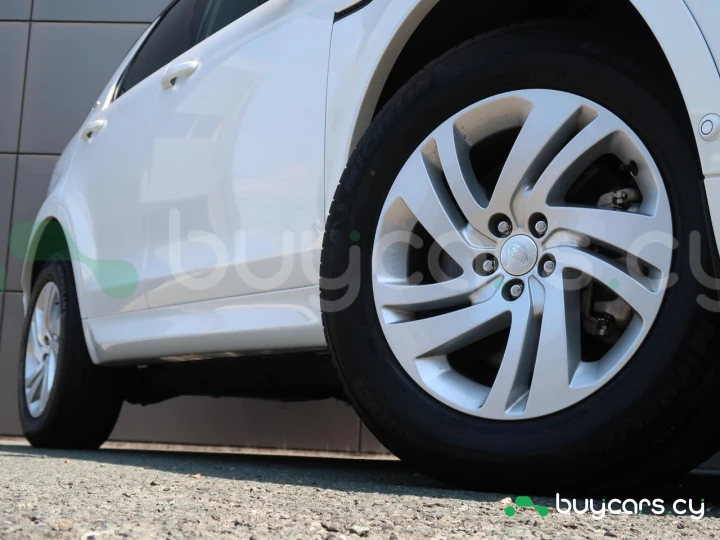 Land Rover Discovery Sport White