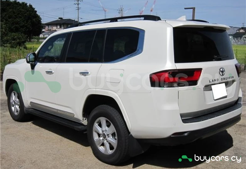 Toyota Land Cruiser 300 Белый
