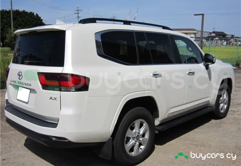 Toyota Land Cruiser 300 Белый