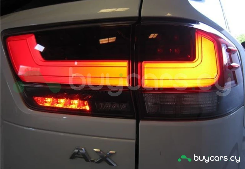 Toyota Land Cruiser 300 Белый