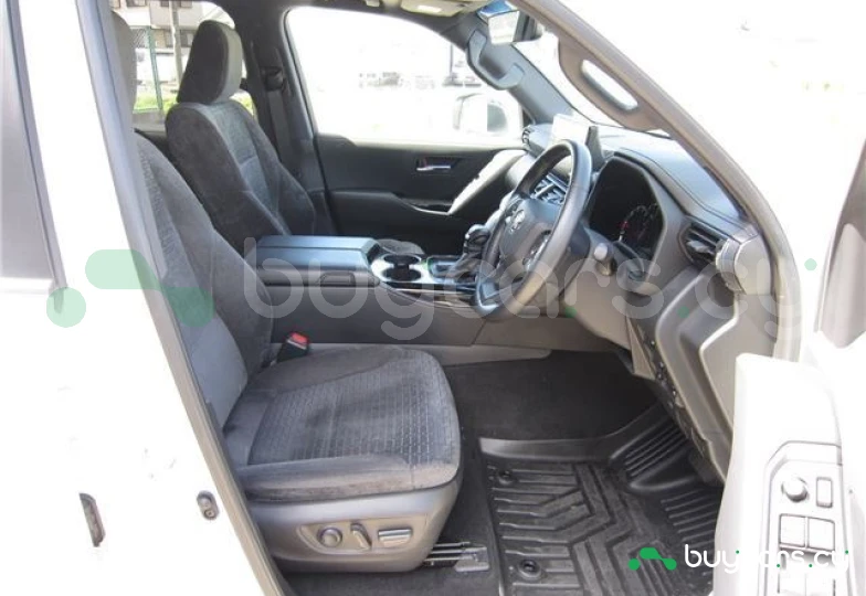 Toyota Land Cruiser 300 Белый