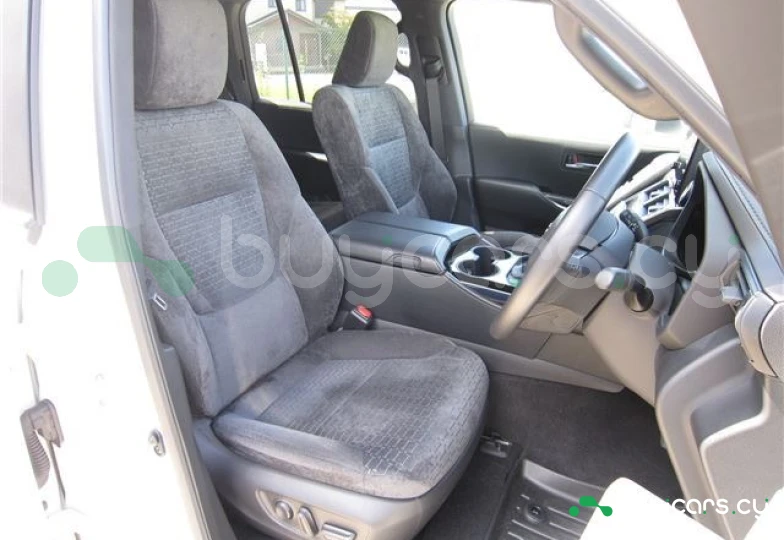 Toyota Land Cruiser 300 Белый