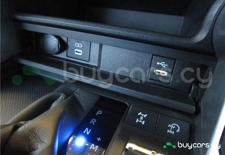 Toyota Land Cruiser 300 Белый