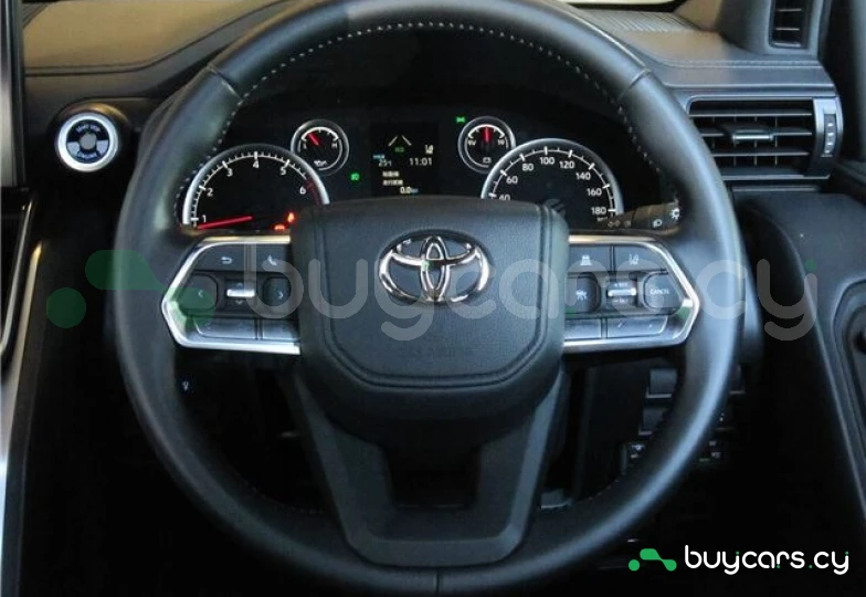 Toyota Land Cruiser 300 Белый