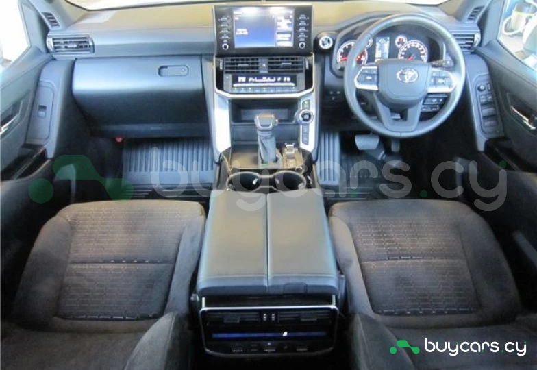 Toyota Land Cruiser 300 Белый