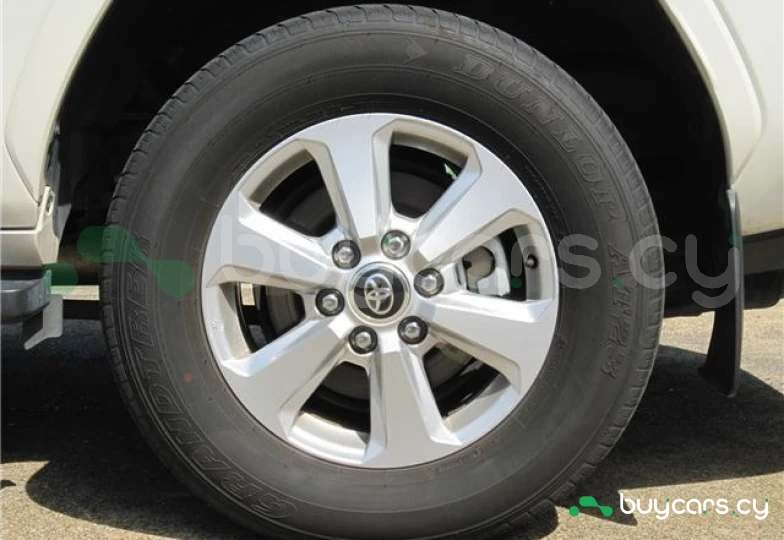 Toyota Land Cruiser 300 Белый