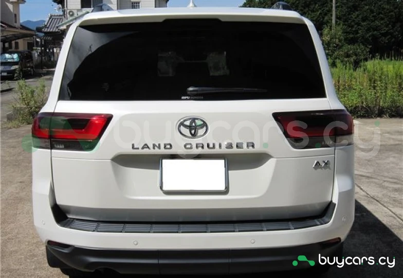 Toyota Land Cruiser 300 Белый