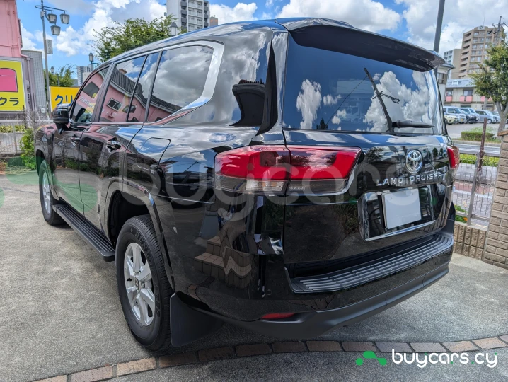 Toyota Land Cruiser 300 Черный