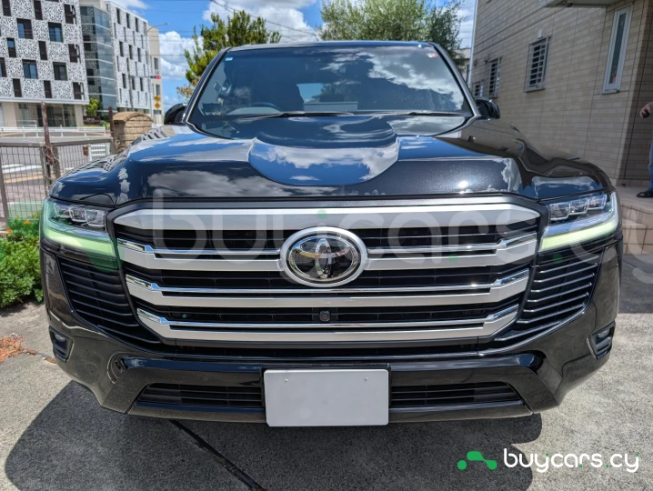 Toyota Land Cruiser 300 Черный