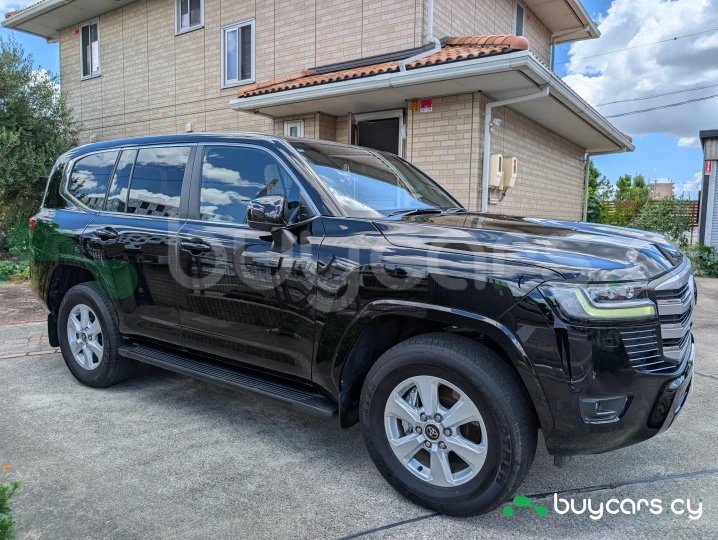 Toyota Land Cruiser 300 Черный