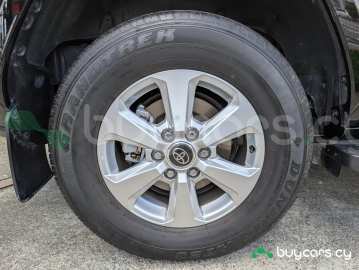 Toyota Land Cruiser 300 Черный