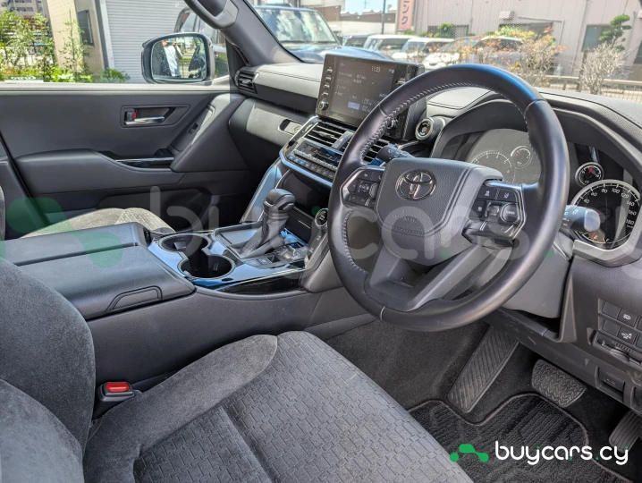Toyota Land Cruiser 300 Черный
