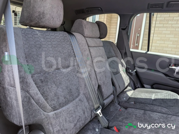 Toyota Land Cruiser 300 Черный