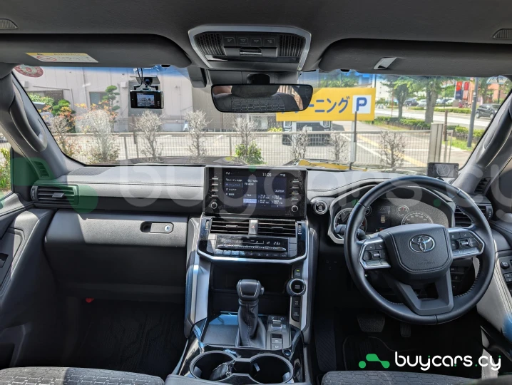 Toyota Land Cruiser 300 Черный