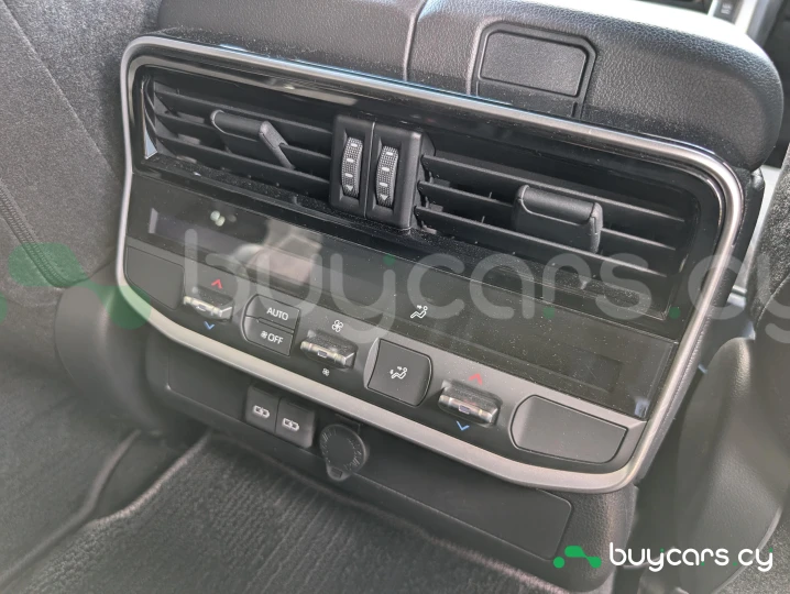 Toyota Land Cruiser 300 Черный