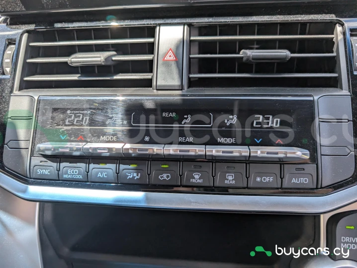 Toyota Land Cruiser 300 Черный