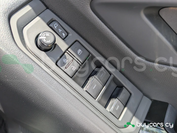 Toyota Land Cruiser 300 Черный