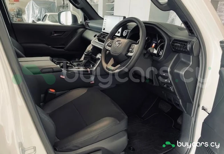 Toyota Land Cruiser 300 Белый