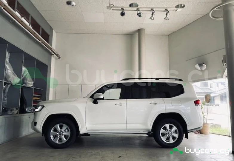 Toyota Land Cruiser 300 Белый