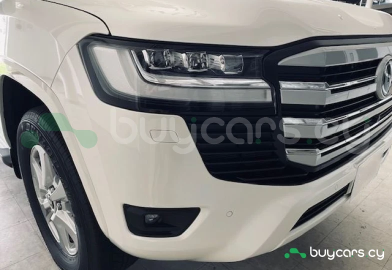 Toyota Land Cruiser 300 Белый