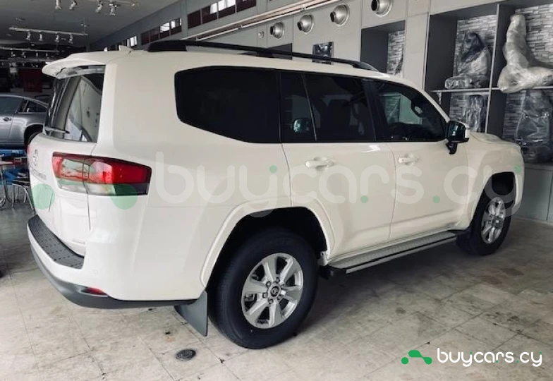 Toyota Land Cruiser 300 Белый