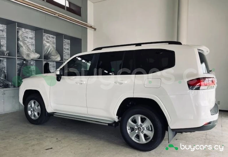 Toyota Land Cruiser 300 Белый