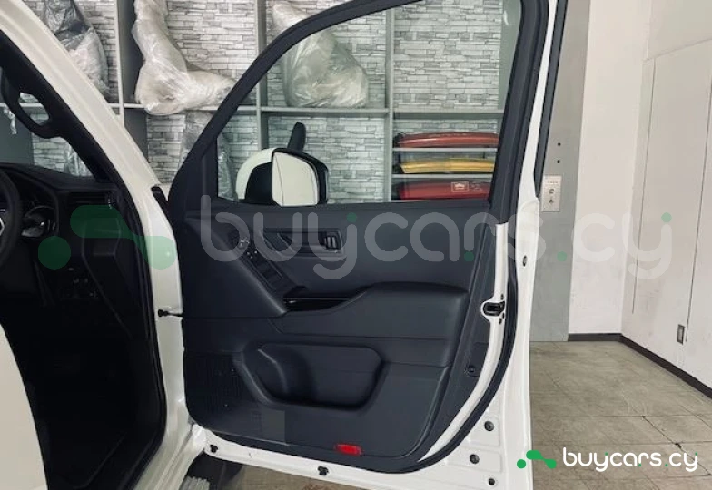 Toyota Land Cruiser 300 Белый