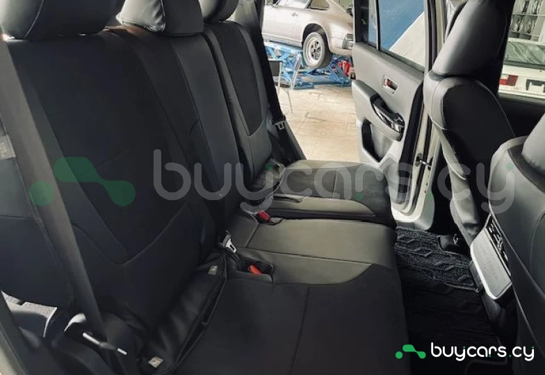 Toyota Land Cruiser 300 Белый