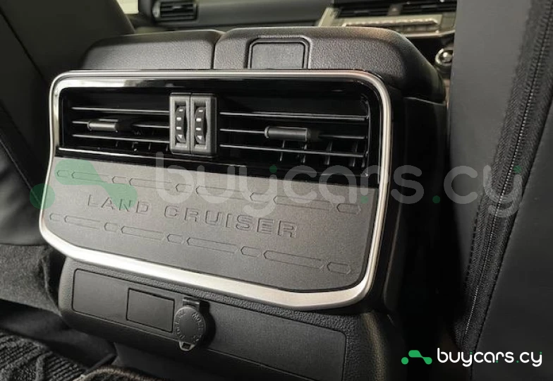 Toyota Land Cruiser 300 Белый