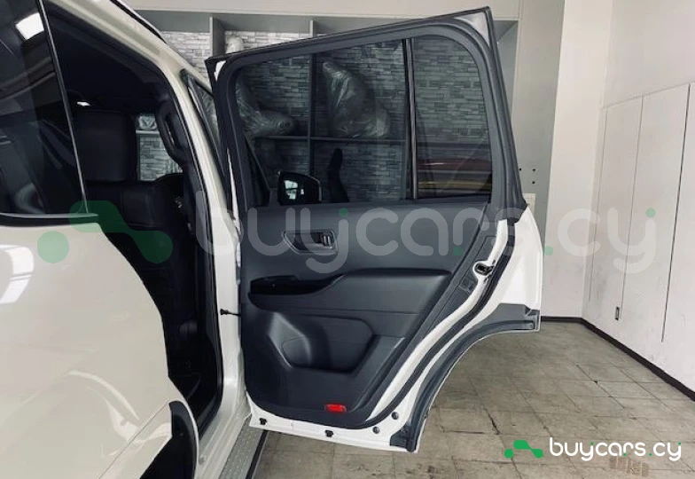 Toyota Land Cruiser 300 Белый