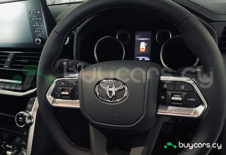 Toyota Land Cruiser 300 Белый